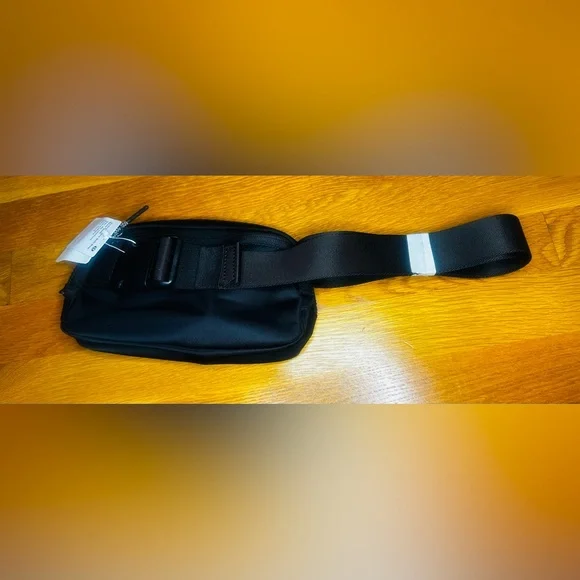 Lululemon Everywhere Belt Bag New York Graphic Black NWT - Picture 8 of 8